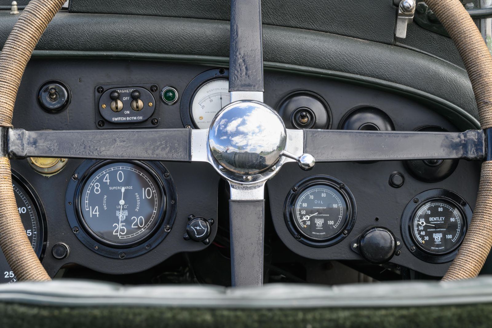 gk8063-steering-wheel-1600x1067