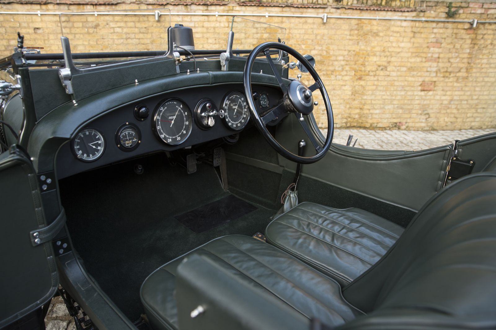 gy184-front-interior-1600x1067