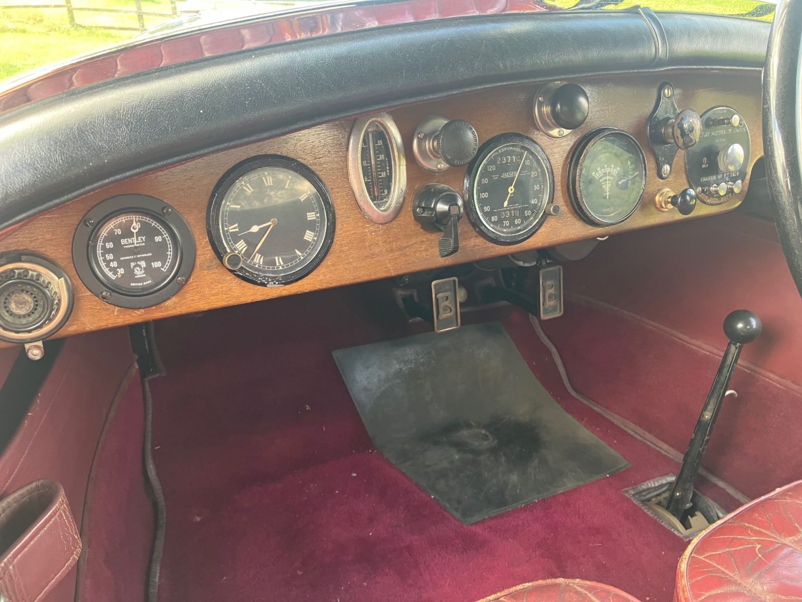 yv9264-dash-1600x1200